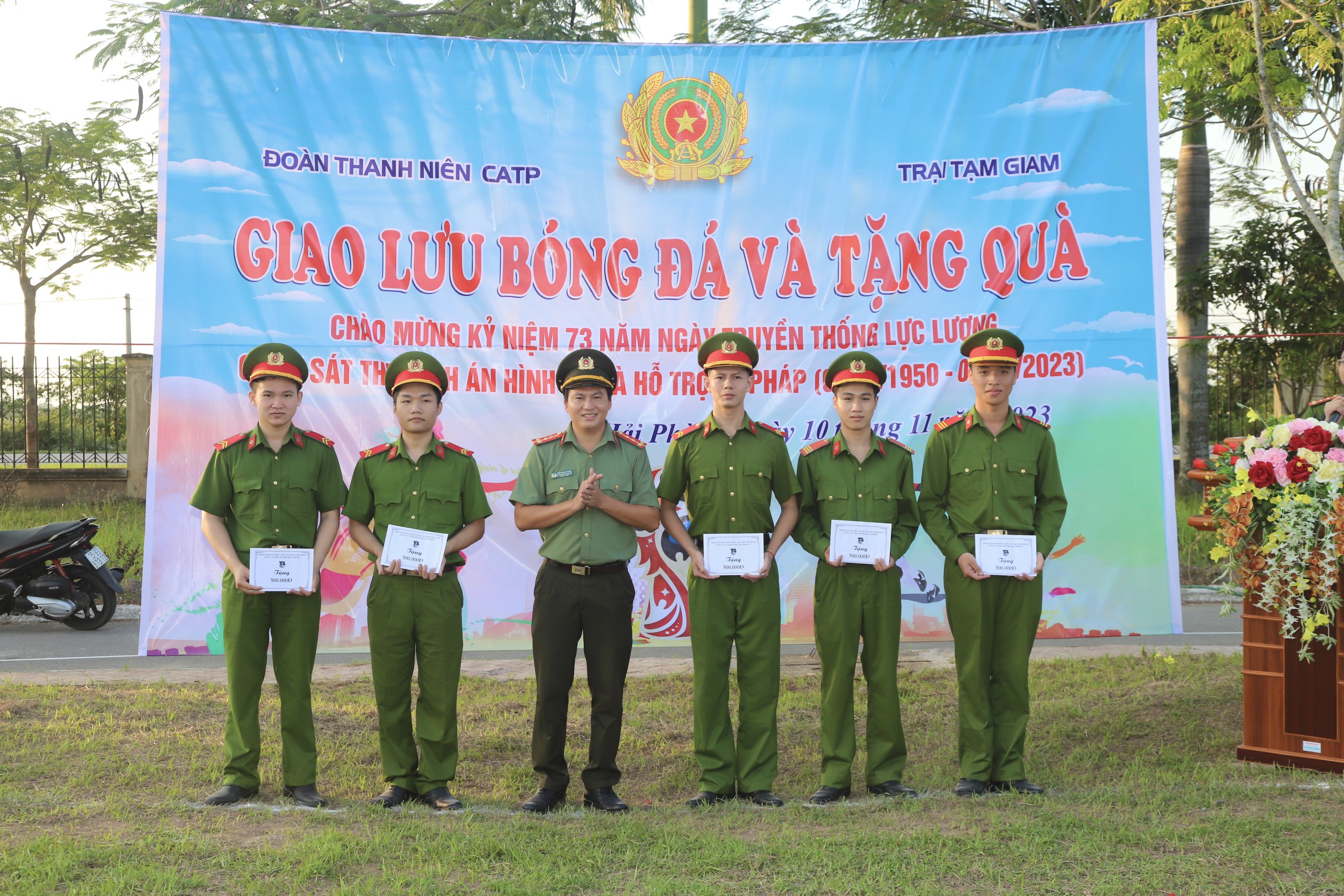 Ban Thanh niên CATP: Tặng quà cho CBCS, can phạm nhân và  giao hữu bóng đá với Trại tạm giam CATP